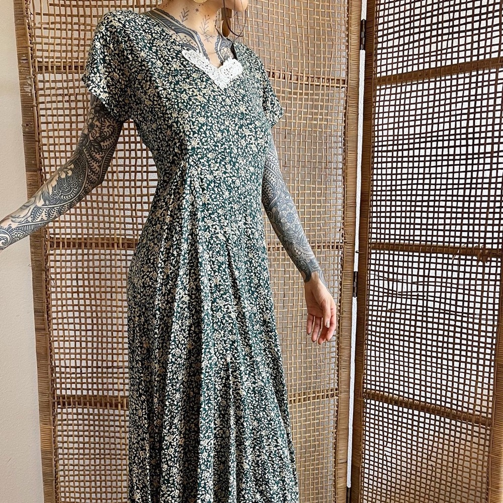 Vintage floral green dress with lace detail.